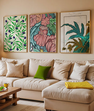 Impressions florales et tropicales sans cadre dans un salon moderne