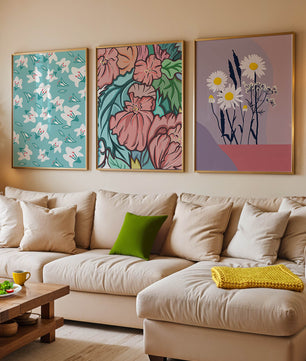 Pared Con Tres Cuadros de Flores de Colores en Estilo Moderno