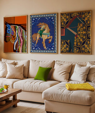 Mur avec trois tableaux de chevaux aux motifs colorés sans cadre