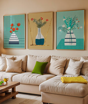 Conjunto de Tres Imágenes de Jarrones con Flores en Colores Pastel y Fondo Neutro