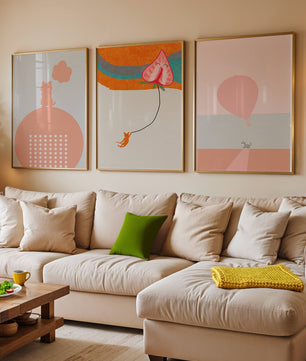 Triptyque d’art minimaliste avec des chats et des ballons