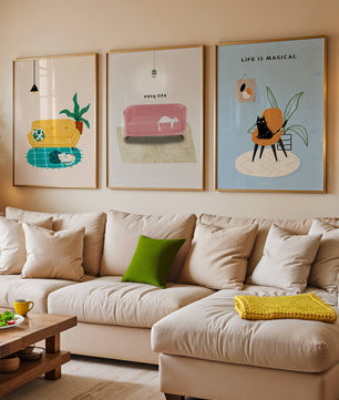Imágenes minimalistas de gatos y muebles en marcos de madera