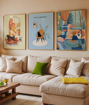 Triptyque d'art moderne avec des illustrations de chats et des scènes colorées
