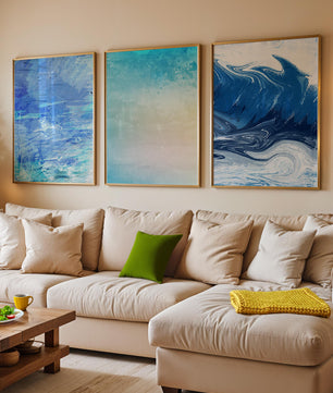 Décoration moderne avec triptyque d'art abstrait dans les tons bleus et beige