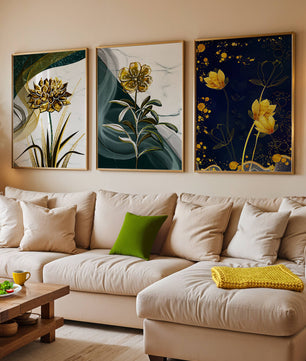 Ensemble d’Impressions de Fleurs Dorées et Vert Foncé sur Mur en Bois