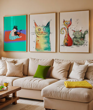 Ensemble d’illustrations colorées de chats avec un cadre en bois clair