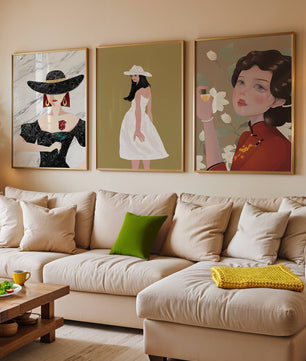 Pared Con Tres Lienzos de Mujeres en Sombreros Sin Marco