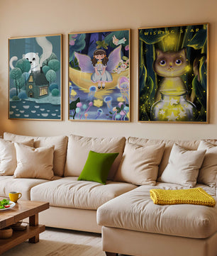 Mur avec trois tableaux artistiques sans cadre dans un environnement lumineux