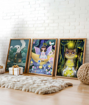 Mur avec trois tableaux artistiques sans cadre dans un environnement lumineux