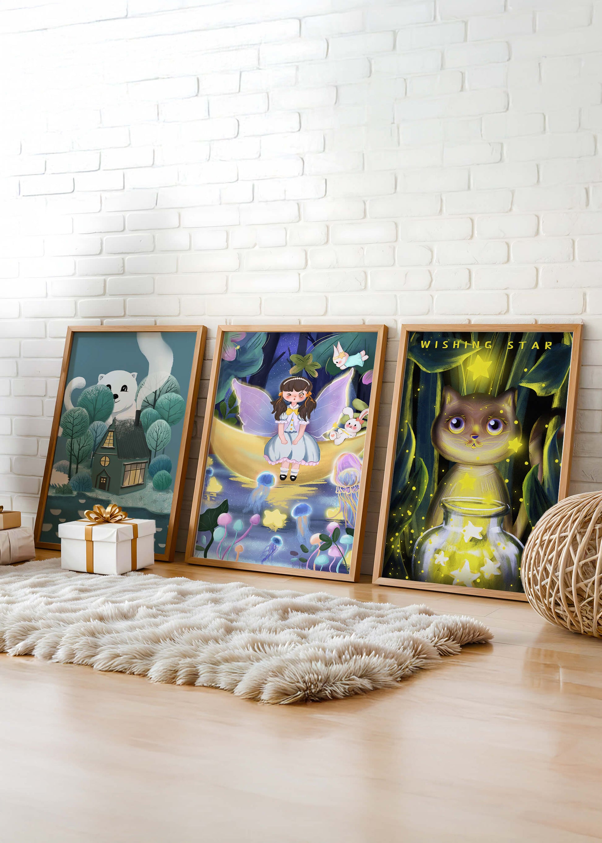 Mur avec trois tableaux artistiques sans cadre dans un environnement lumineux