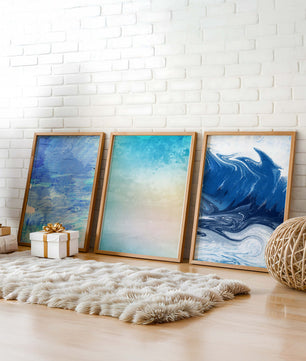 Décoration moderne avec triptyque d'art abstrait dans les tons bleus et beige