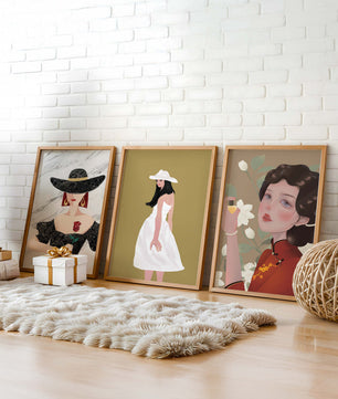 Pared Con Tres Lienzos de Mujeres en Sombreros Sin Marco