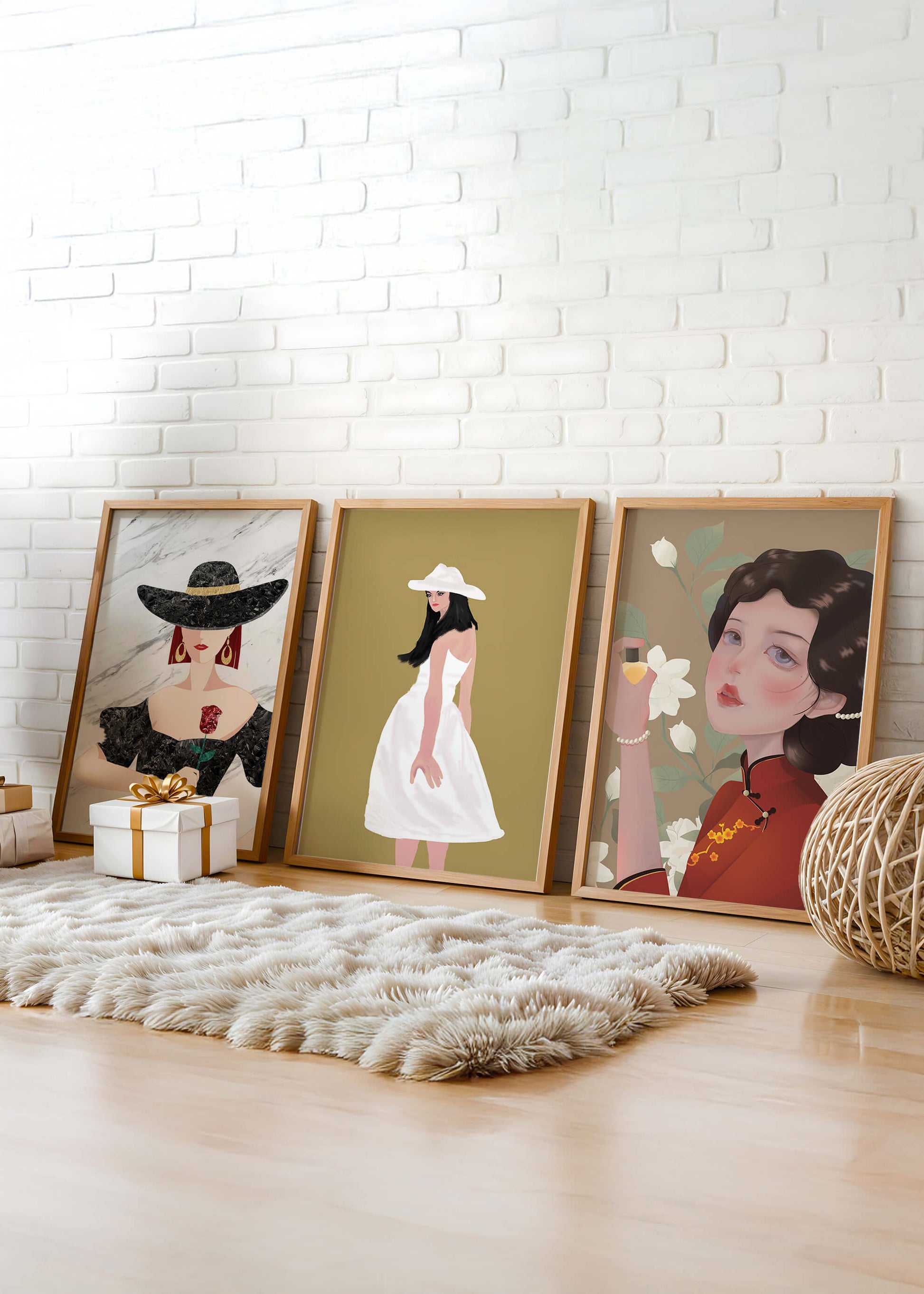 Pared Con Tres Lienzos de Mujeres en Sombreros Sin Marco