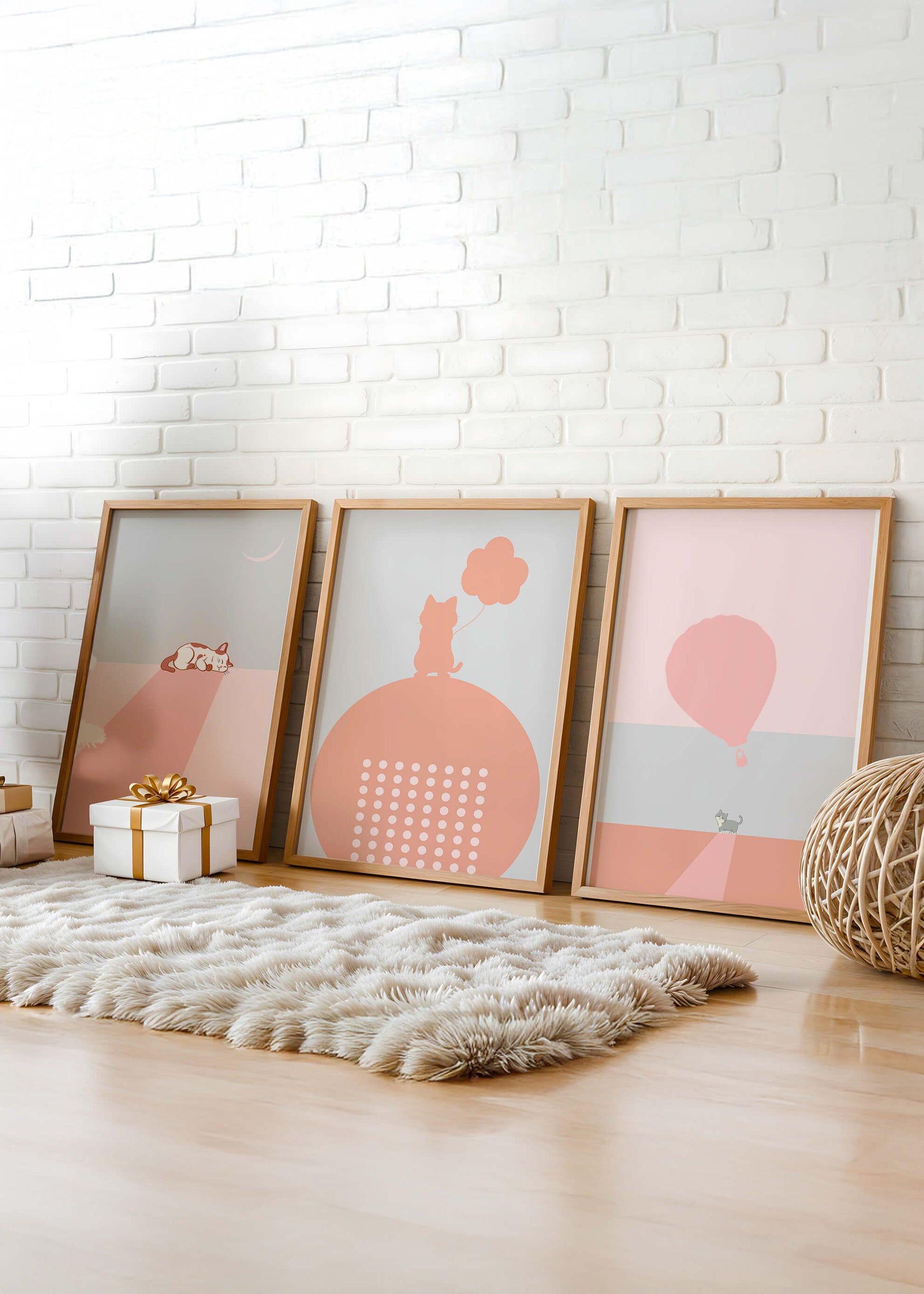 Triptyque minimaliste avec chats et ballon en ton rose