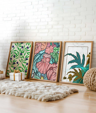 Impressions florales et tropicales sans cadre dans un salon moderne