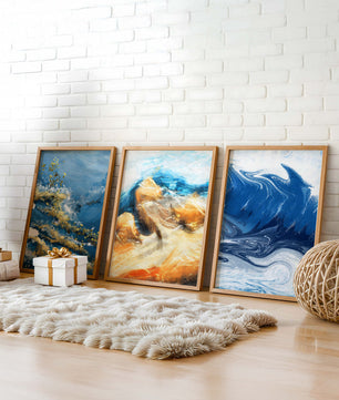 Ensemble de peintures abstraites dans des tons bleus et dorés