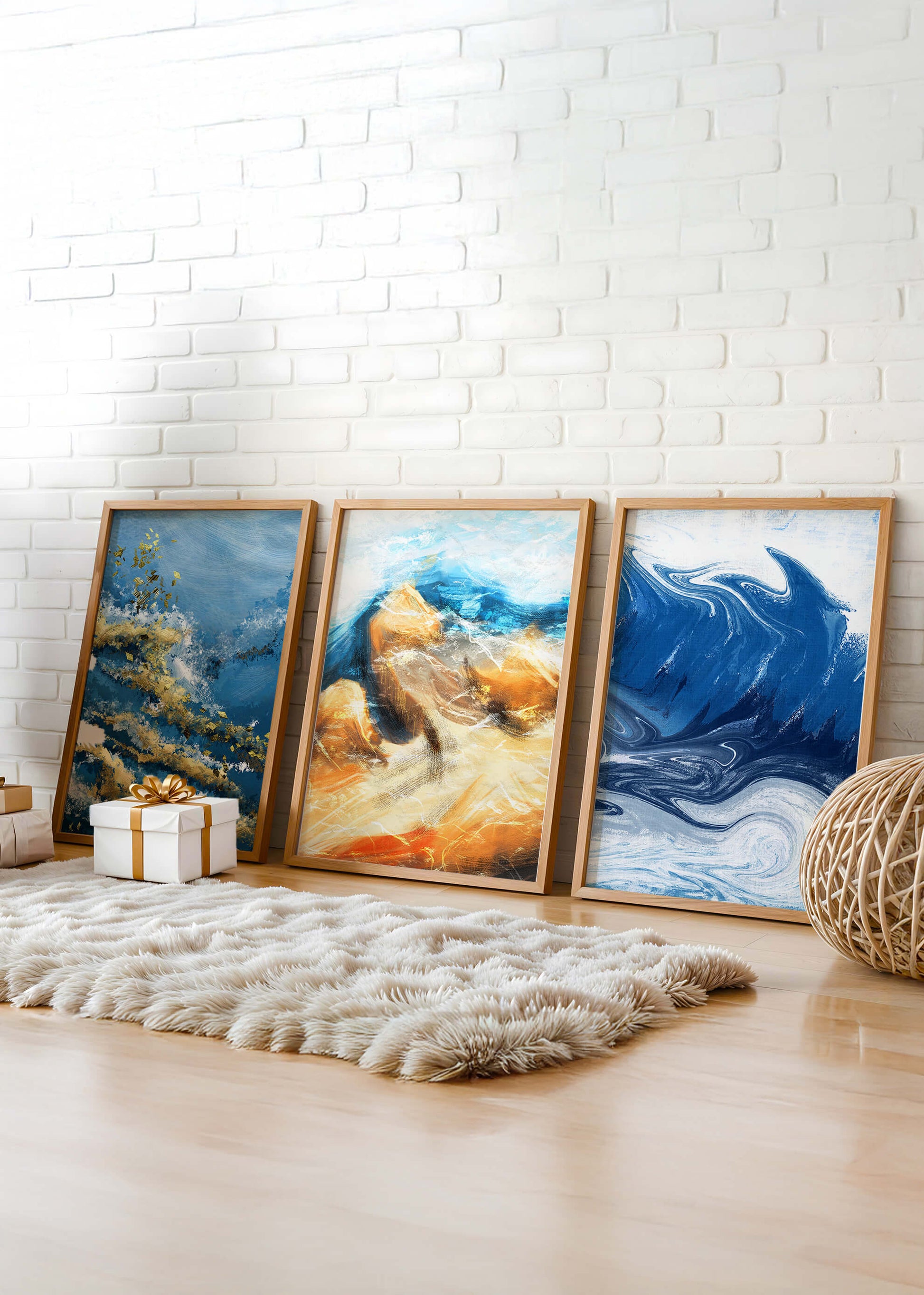 Ensemble de peintures abstraites dans des tons bleus et dorés
