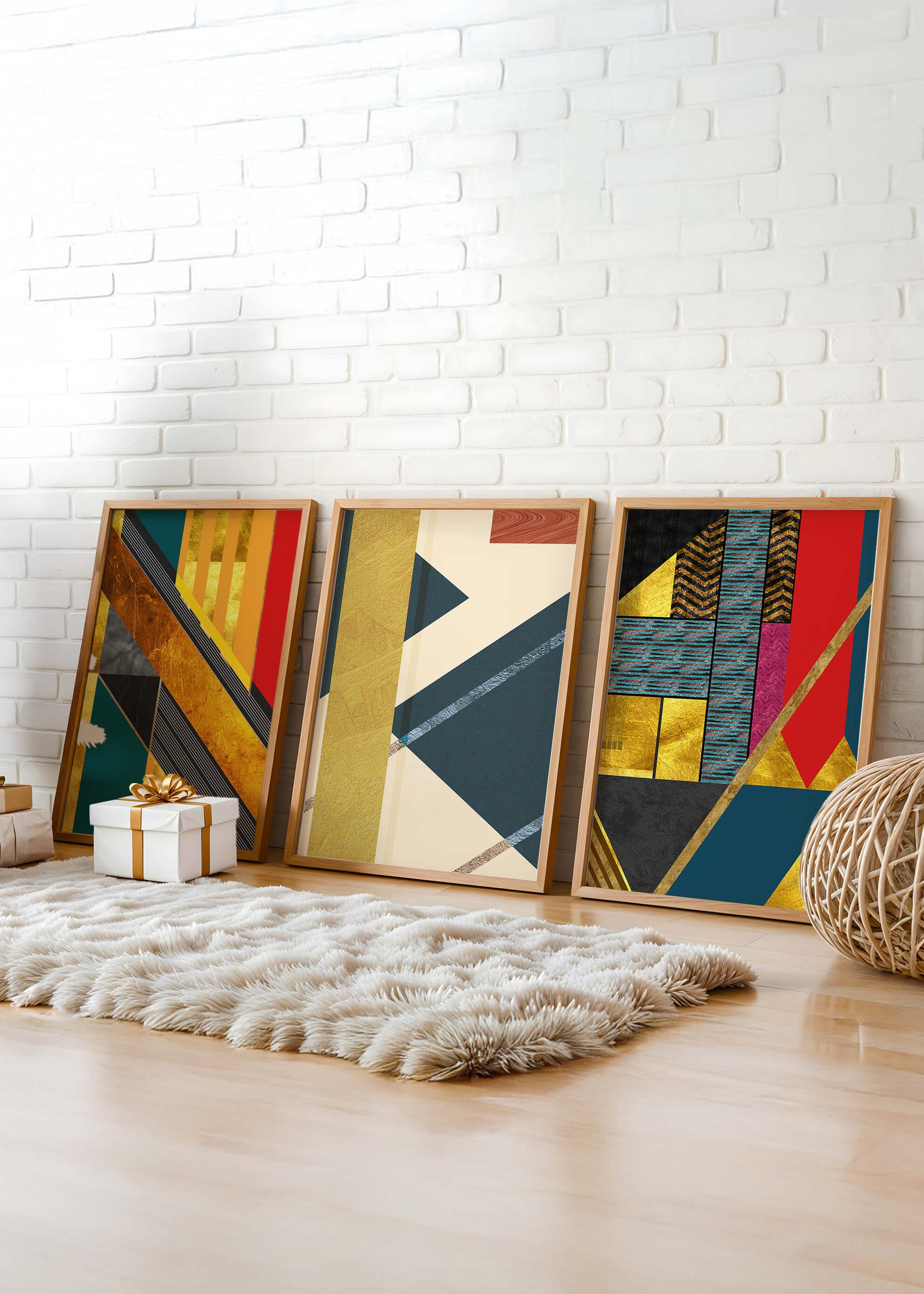 Conjunto de Tres Lienzos Abstractos Geométricos en Colores Vivos y Elementos Dorados