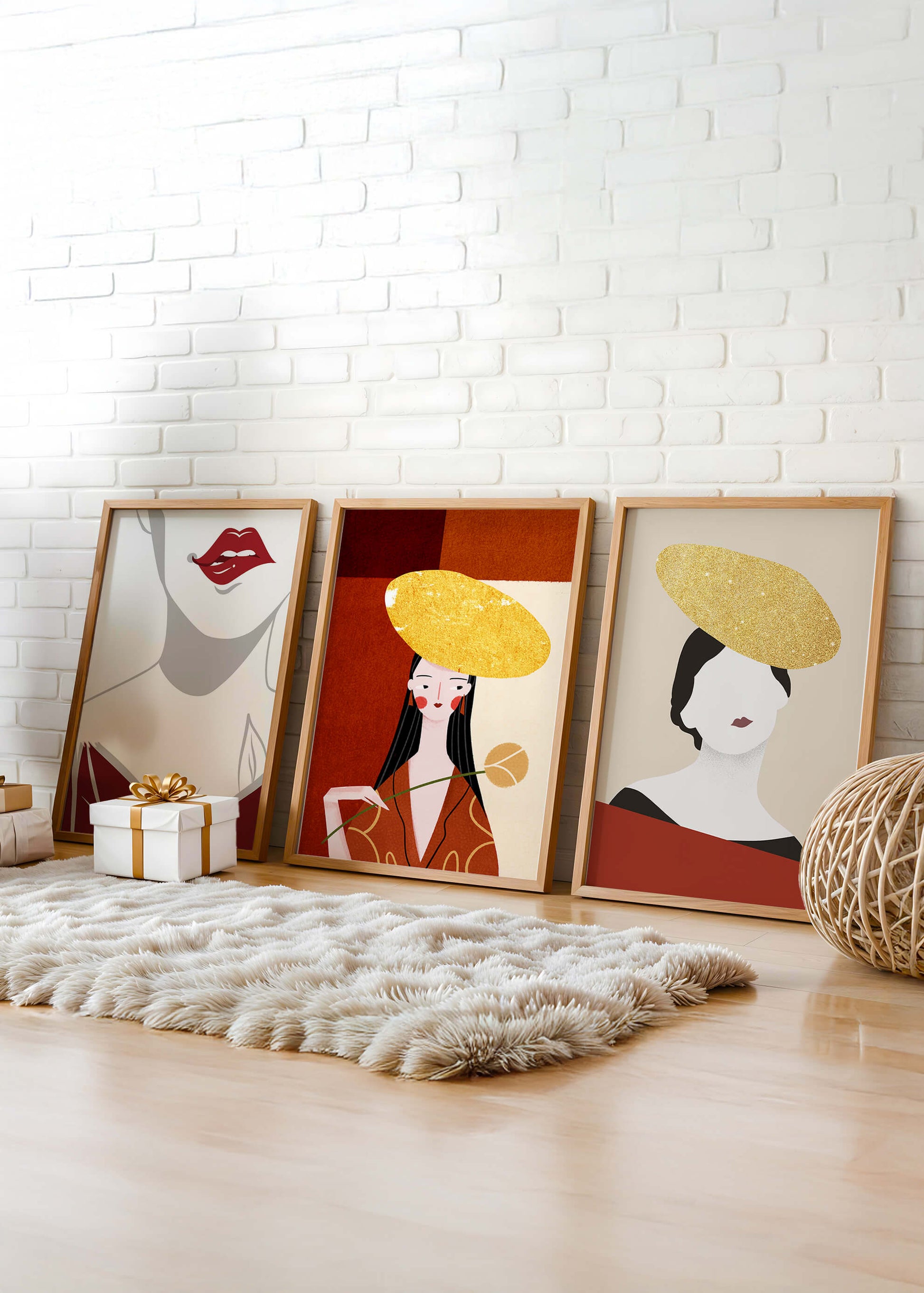 Triptyque moderne avec touches dorées et minimalisme