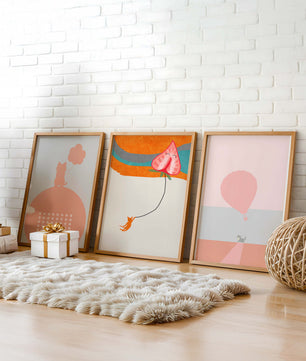 Triptyque d’art minimaliste avec des chats et des ballons