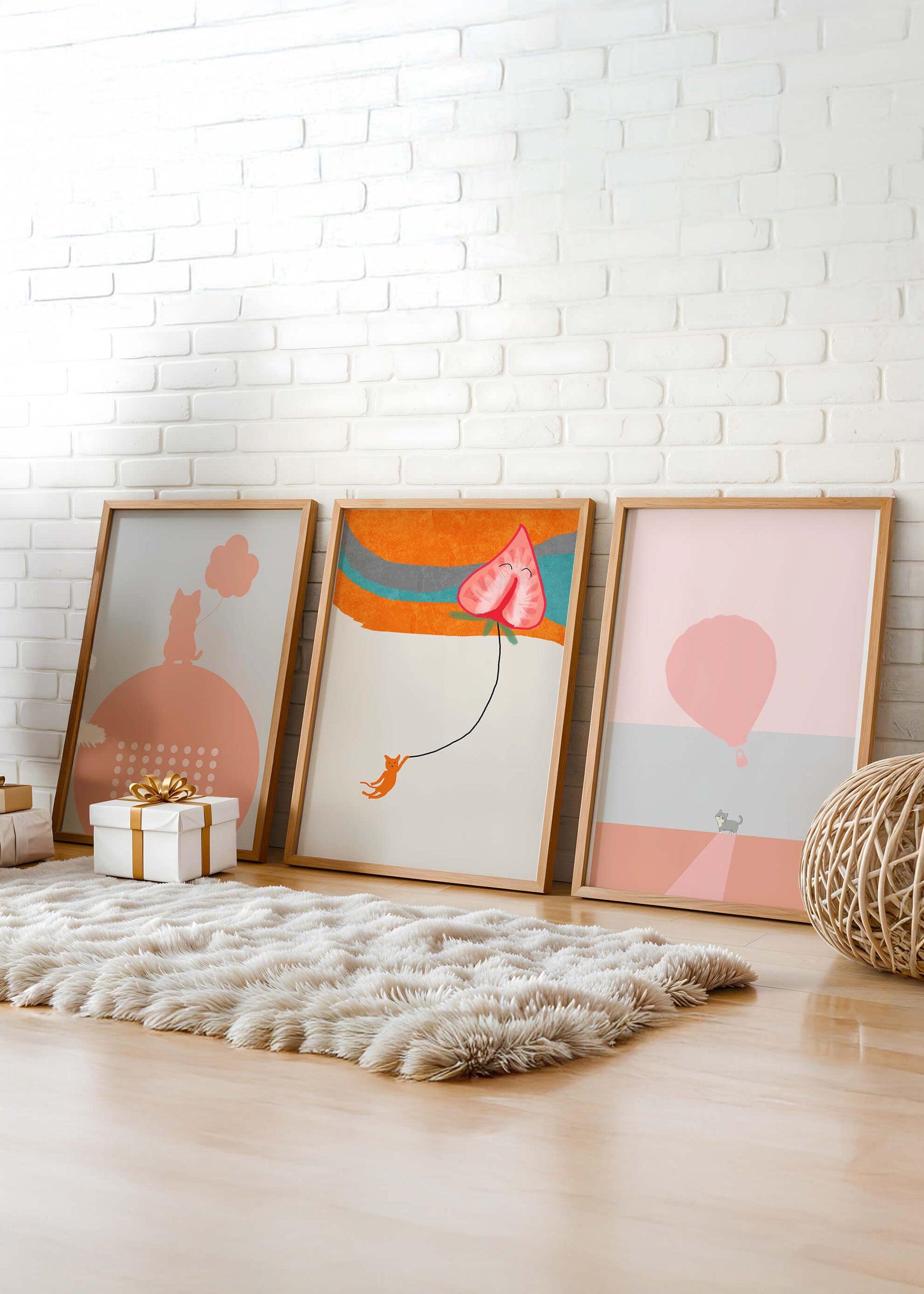 Triptyque d’art minimaliste avec des chats et des ballons