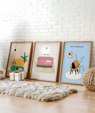 Imágenes minimalistas de gatos y muebles en marcos de madera
