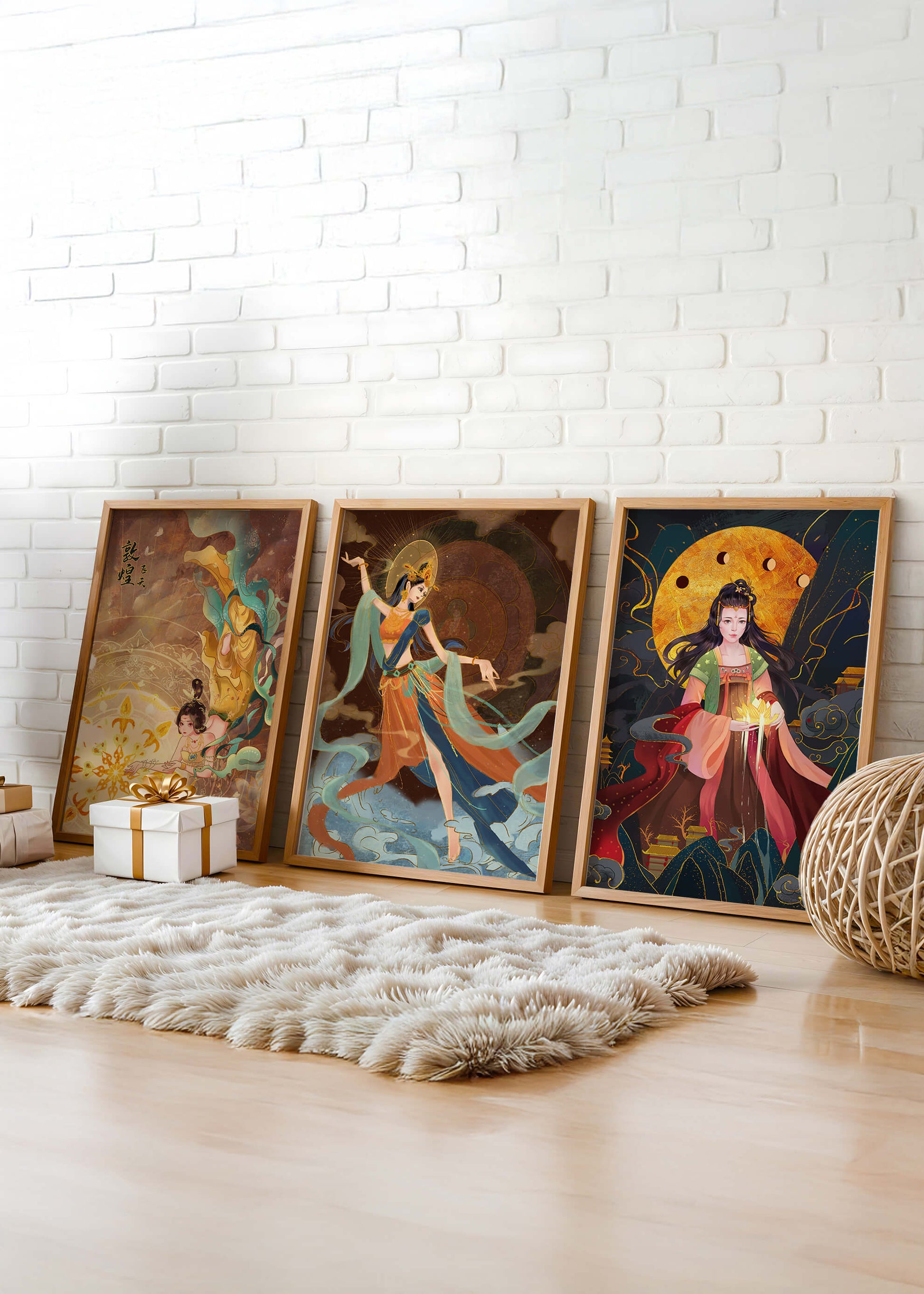 Impresiones de arte asiático con figuras femeninas y elementos dorados