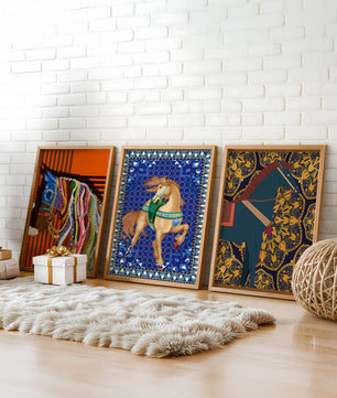 Mur avec trois tableaux de chevaux aux motifs colorés sans cadre