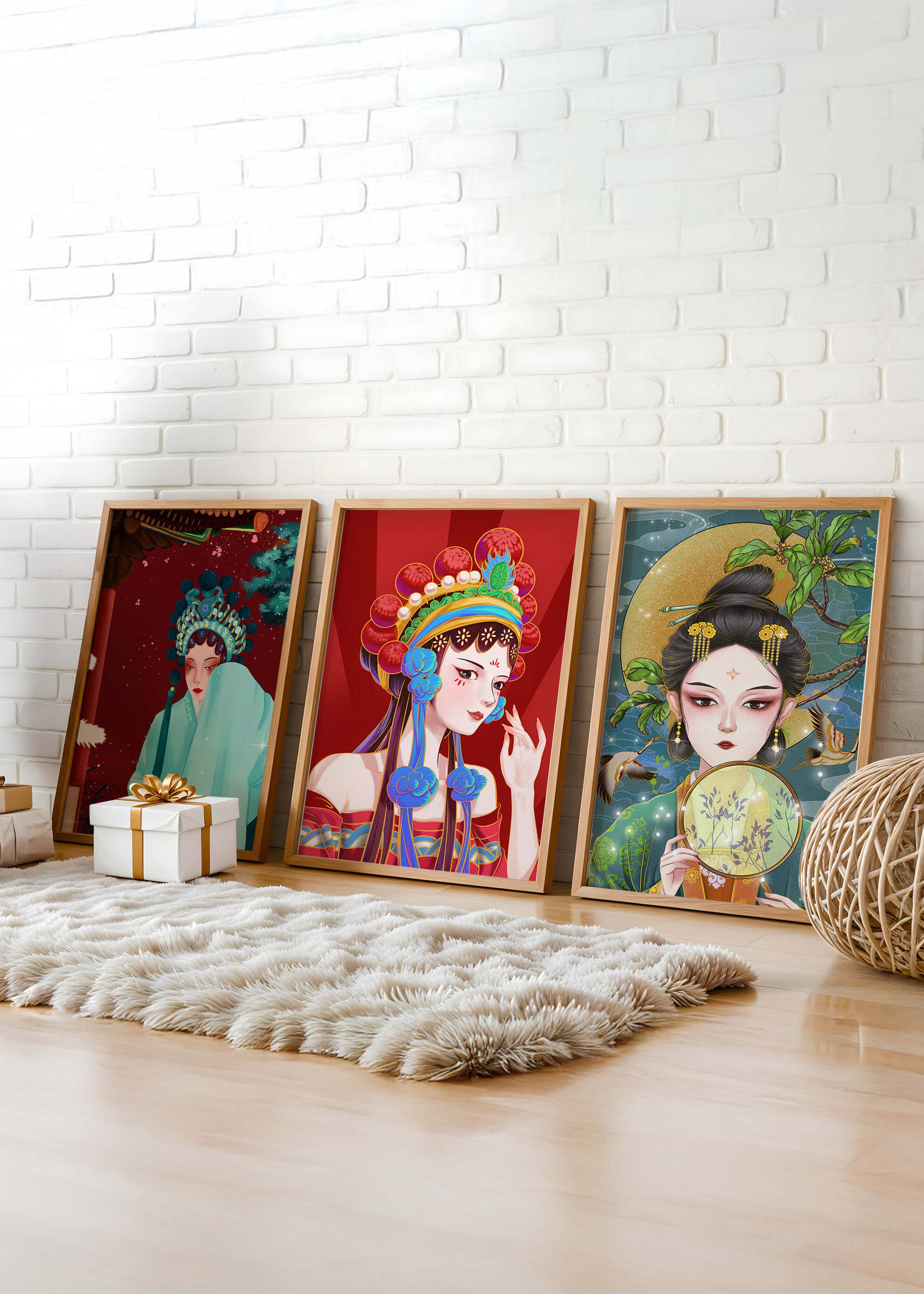 Tríptico de Retratos Femeninos en Estilo Asiático con Elementos Dorados