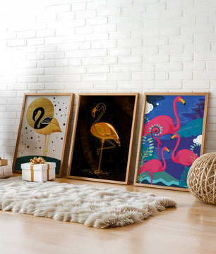 Triptyque de flamants roses avec détails dorés et design moderne