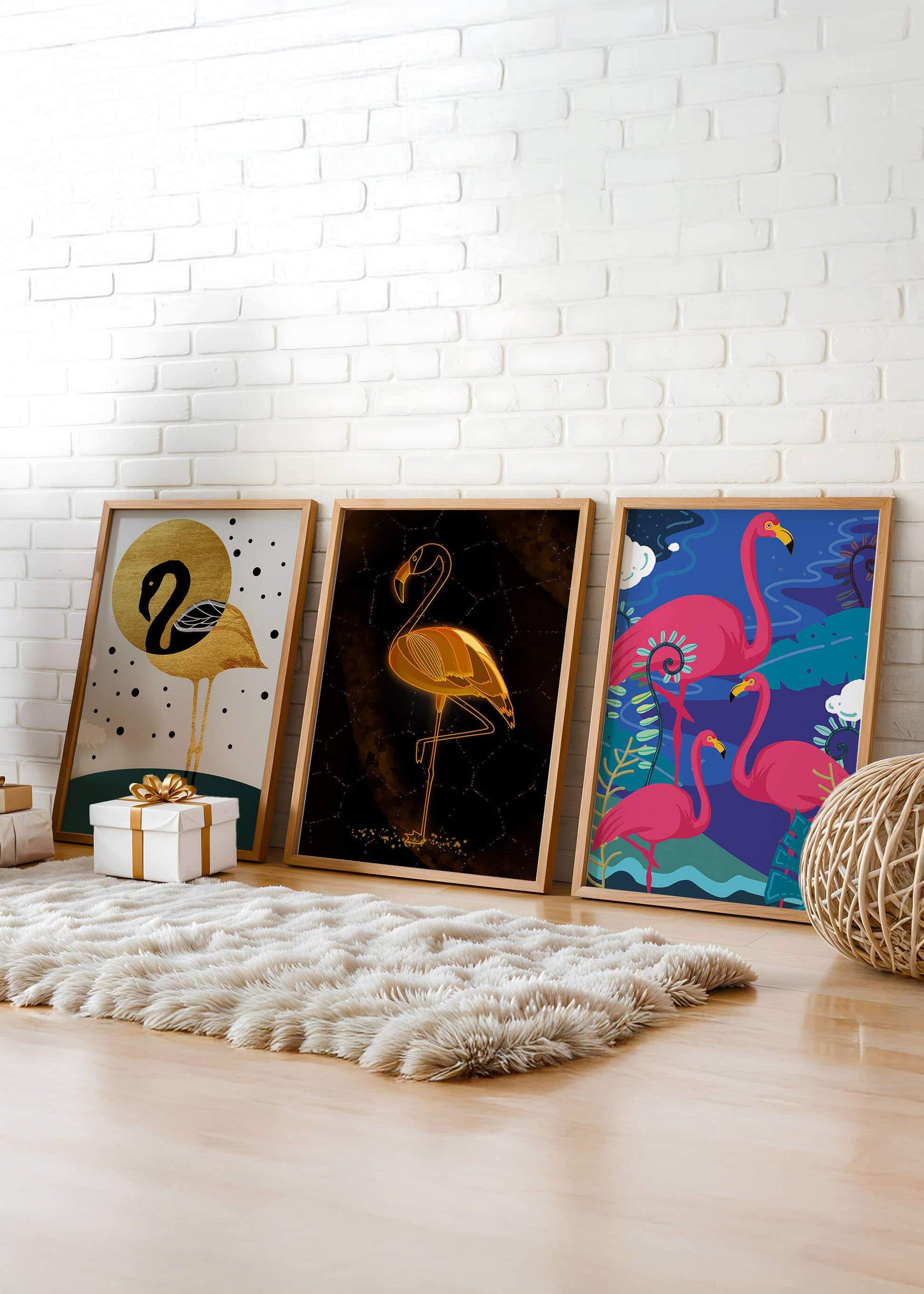 Triptyque de flamants roses avec détails dorés et design moderne