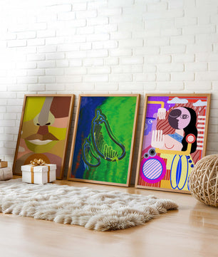 Ensemble d'affiches modernes sur le mur du salon