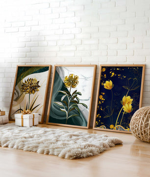 Ensemble d’Impressions de Fleurs Dorées et Vert Foncé sur Mur en Bois