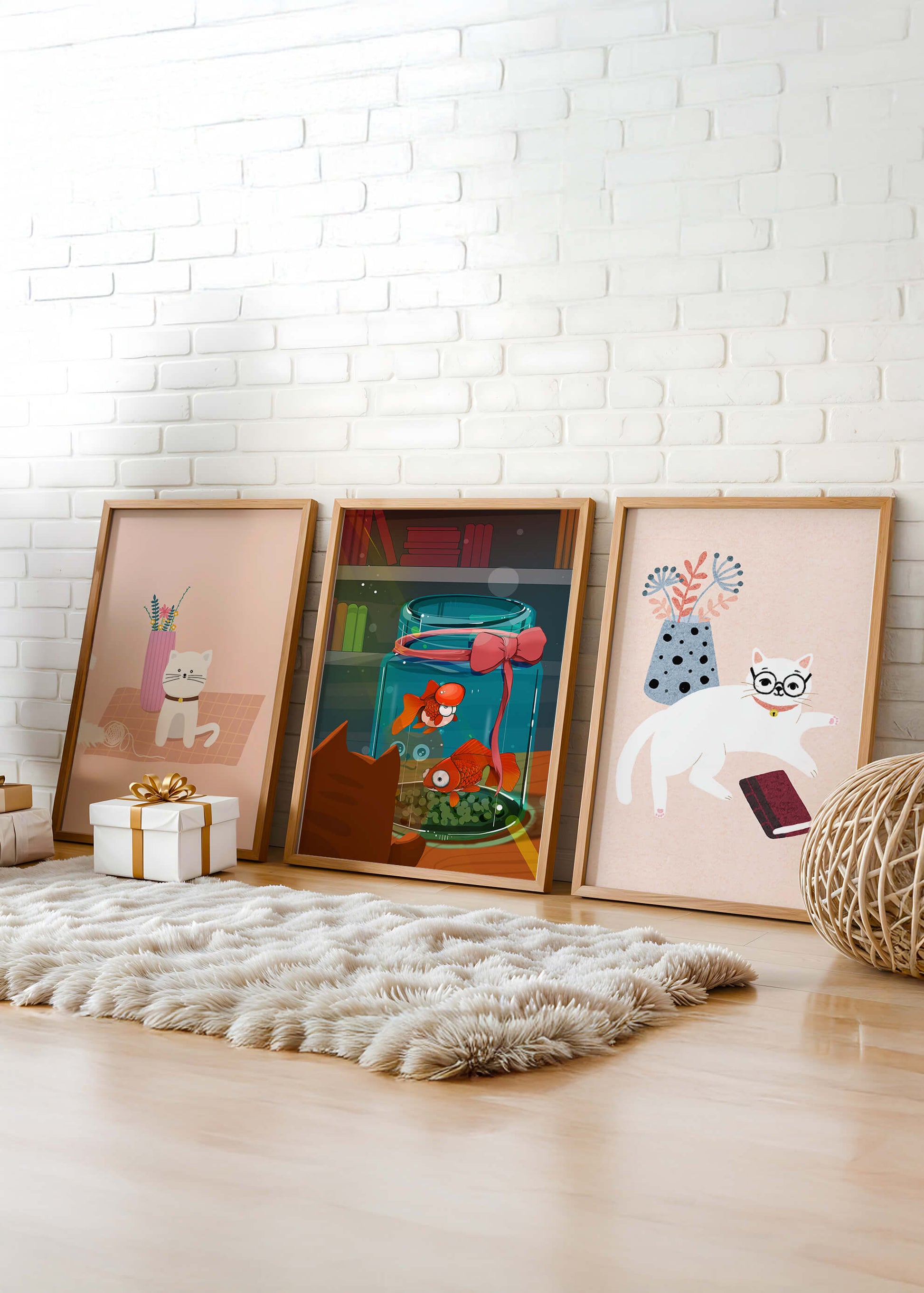 Ensemble de tableaux modernes avec des chats et un aquarium