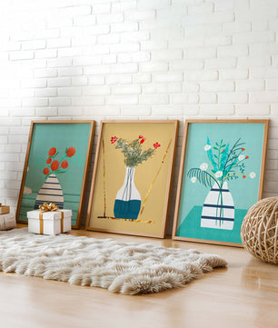Conjunto de Tres Imágenes de Jarrones con Flores en Colores Pastel y Fondo Neutro
