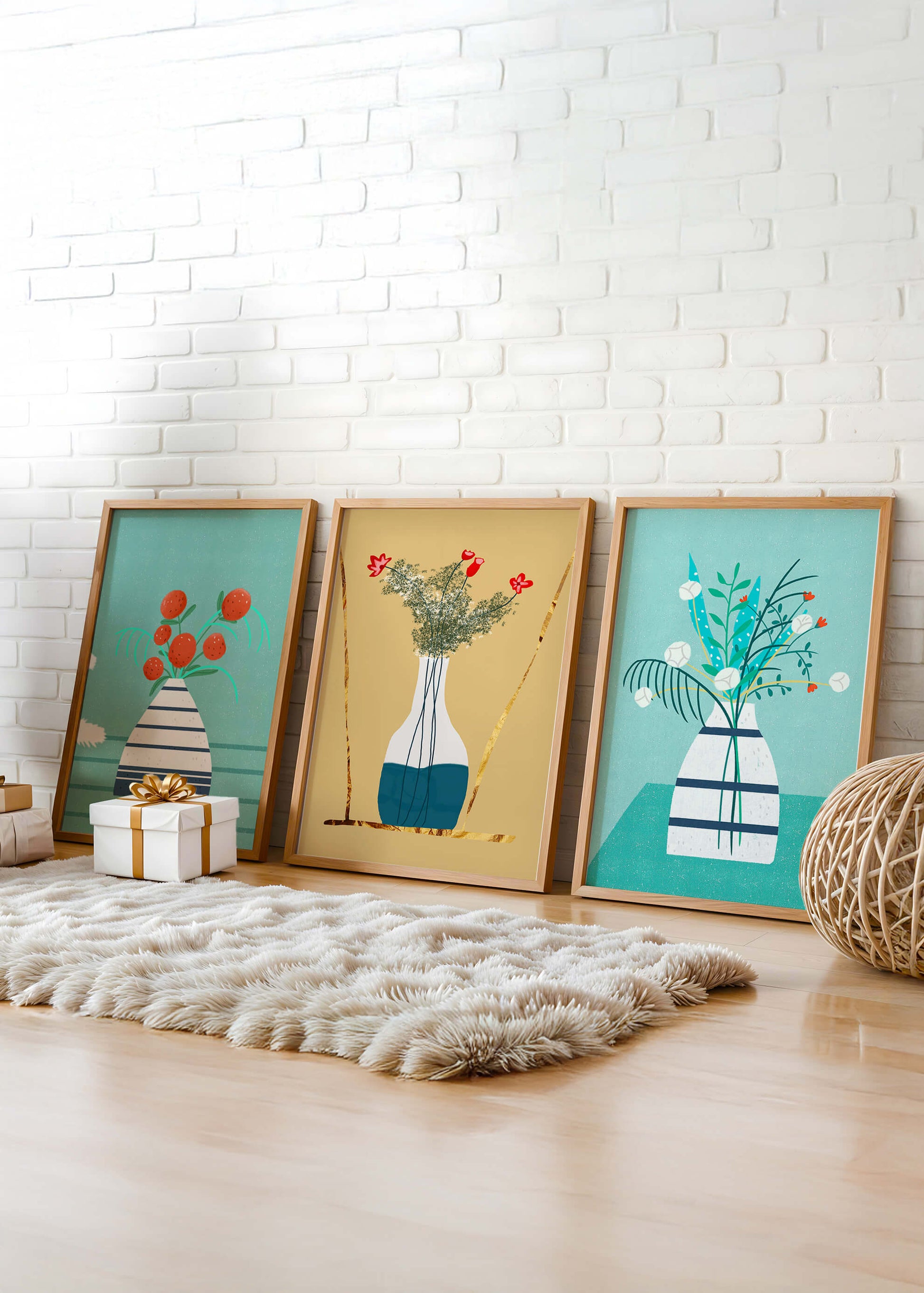 Conjunto de Tres Imágenes de Jarrones con Flores en Colores Pastel y Fondo Neutro