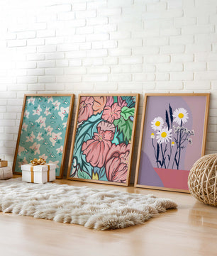 Pared Con Tres Cuadros de Flores de Colores en Estilo Moderno