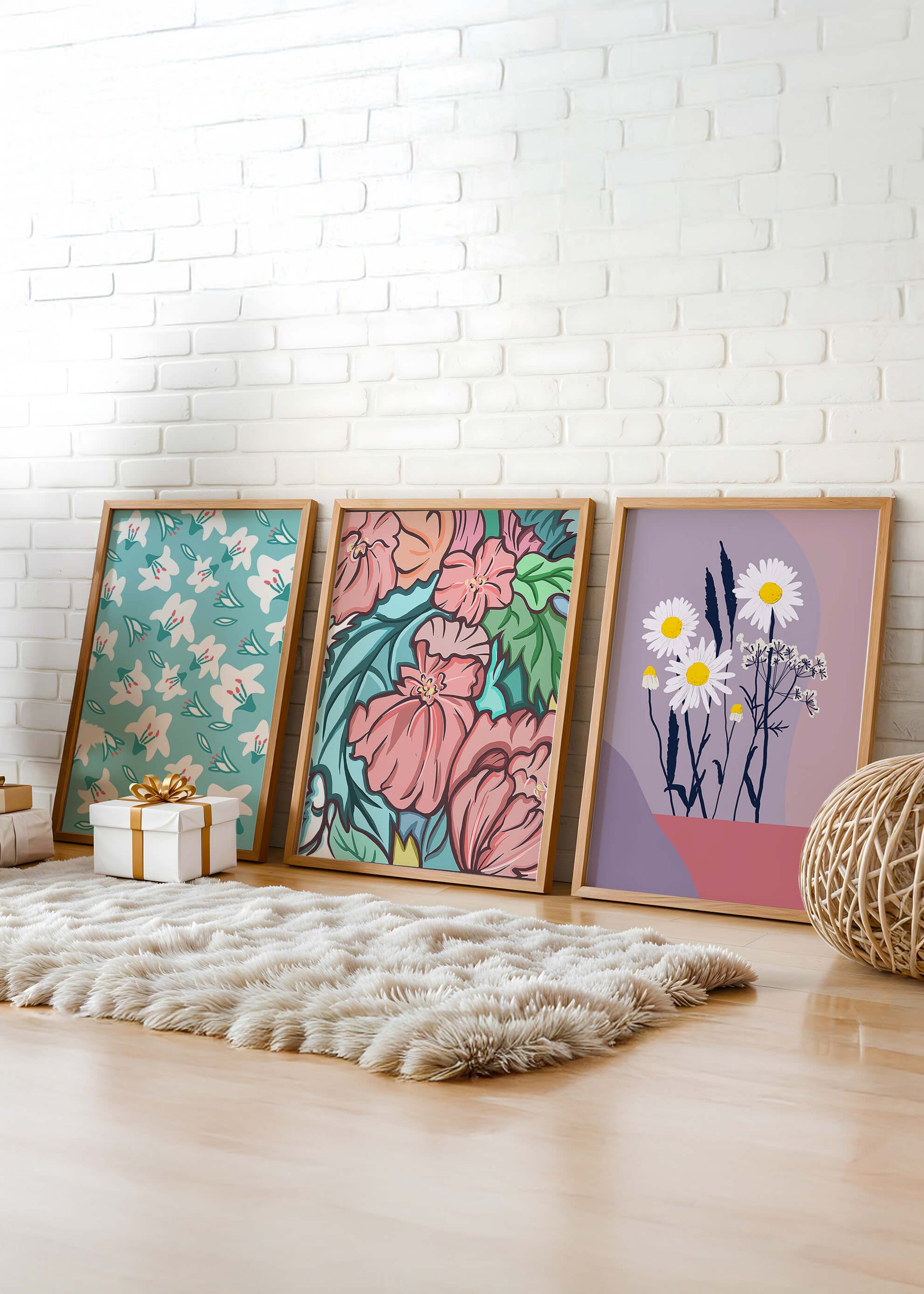 Mur avec trois tableaux de fleurs colorées dans un style moderne