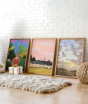 Images artistiques dans un cadre doré sur un parquet en bois