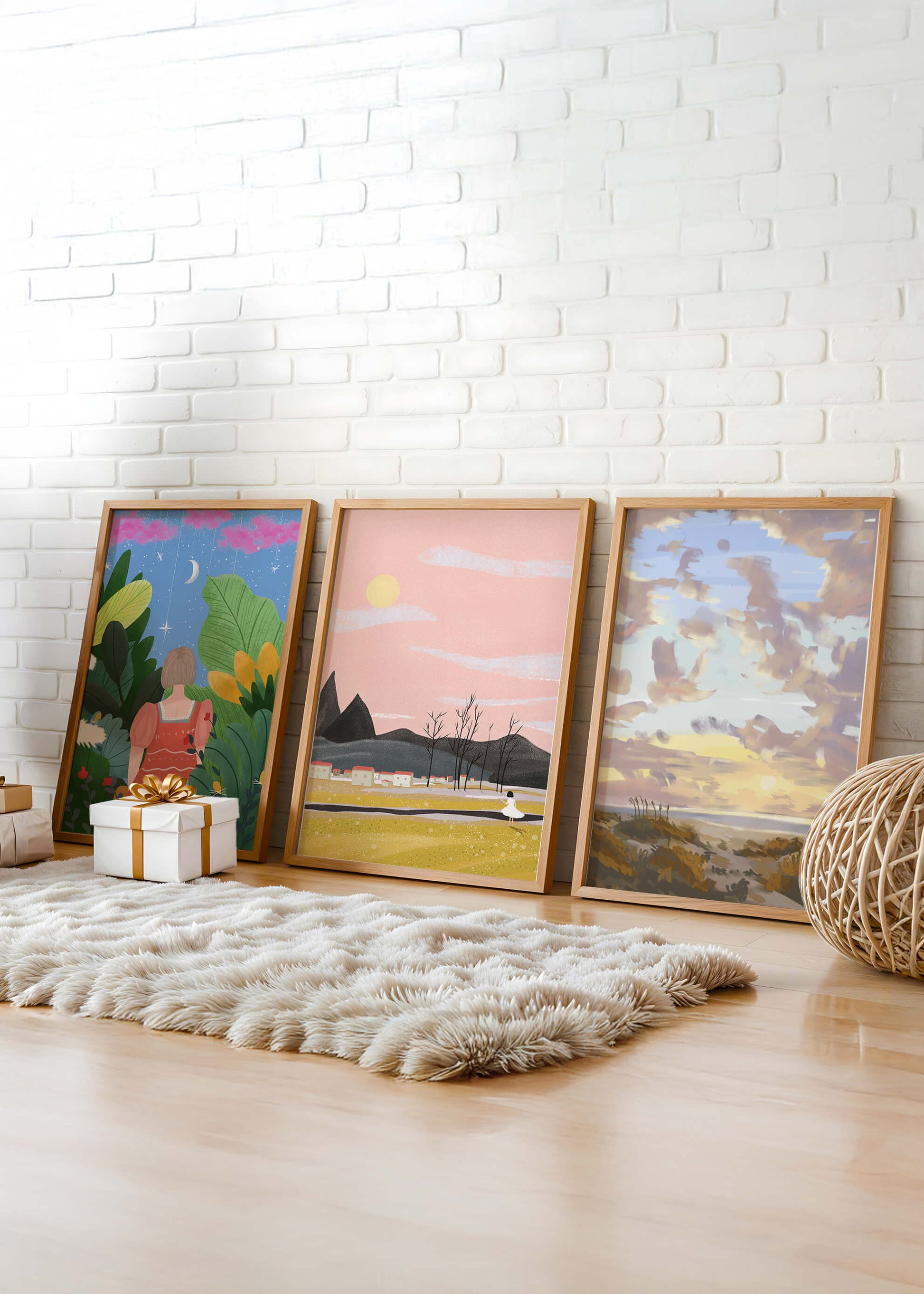 Images artistiques dans un cadre doré sur un parquet en bois