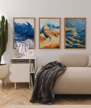 Ensemble de peintures abstraites dans des tons bleus et dorés