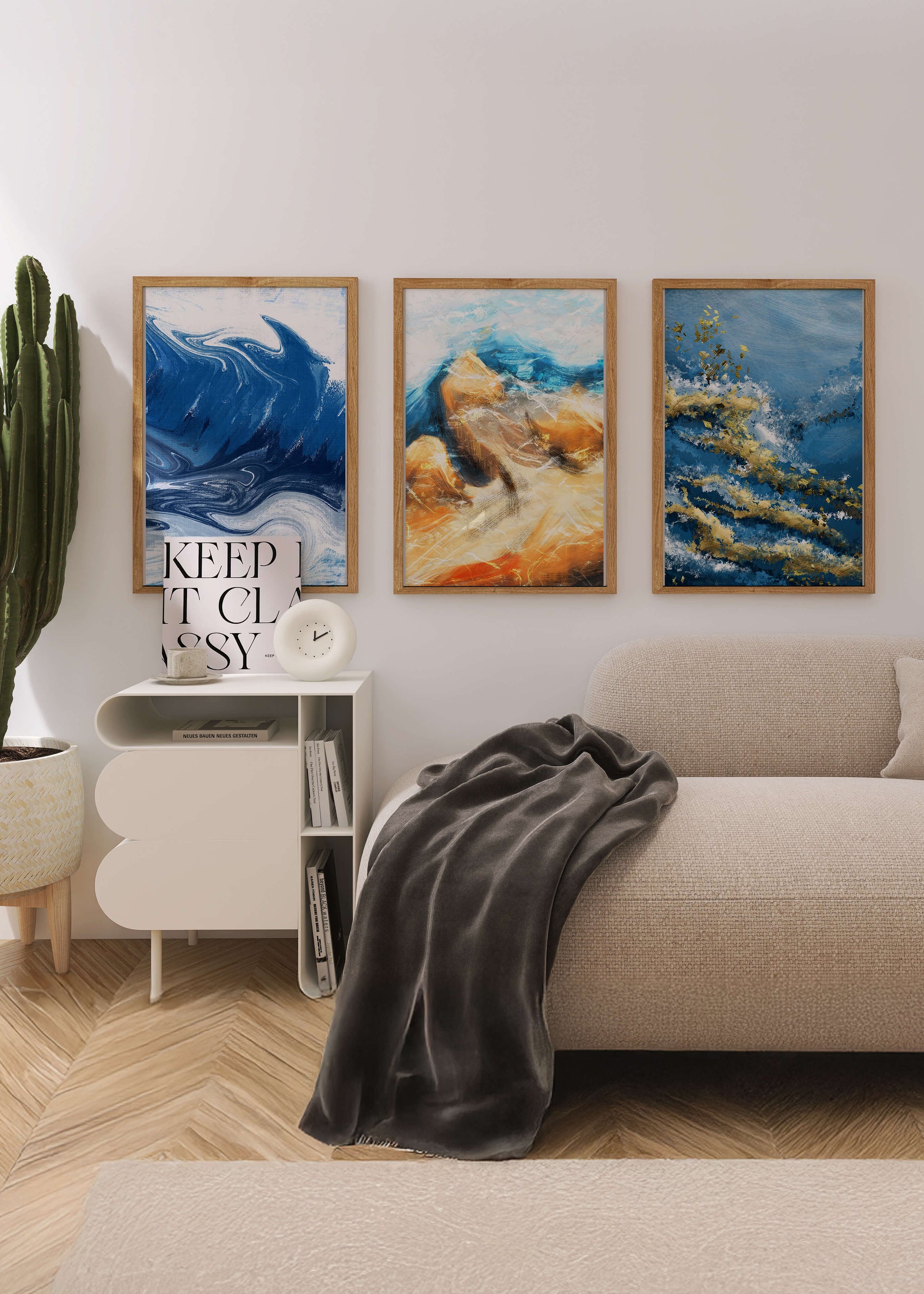 Ensemble de peintures abstraites dans des tons bleus et dorés