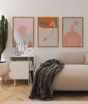 Triptyque d’art minimaliste avec des chats et des ballons