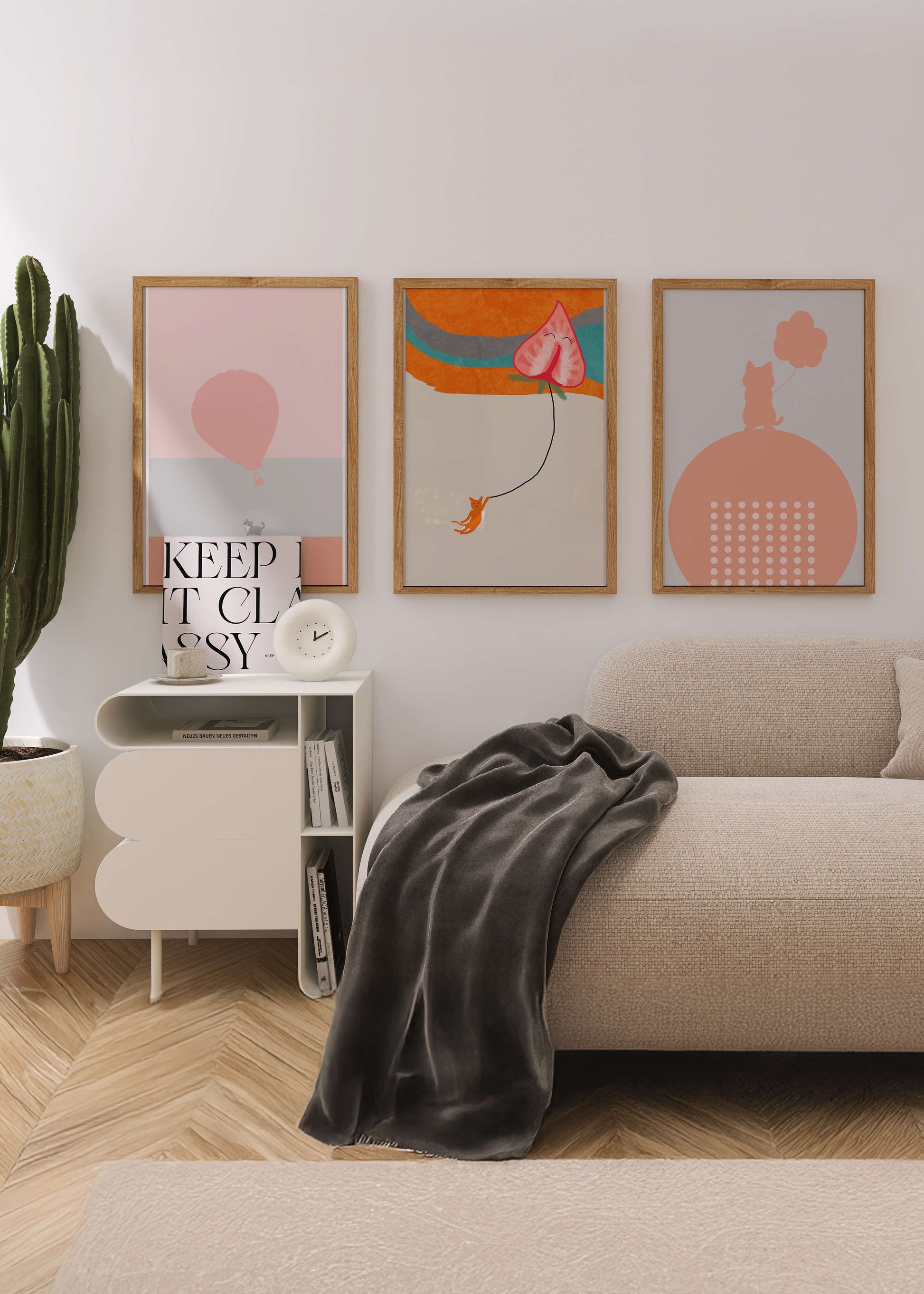 Triptyque d’art minimaliste avec des chats et des ballons