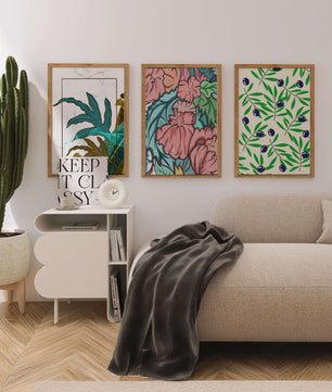 Impressions florales et tropicales sans cadre dans un salon moderne