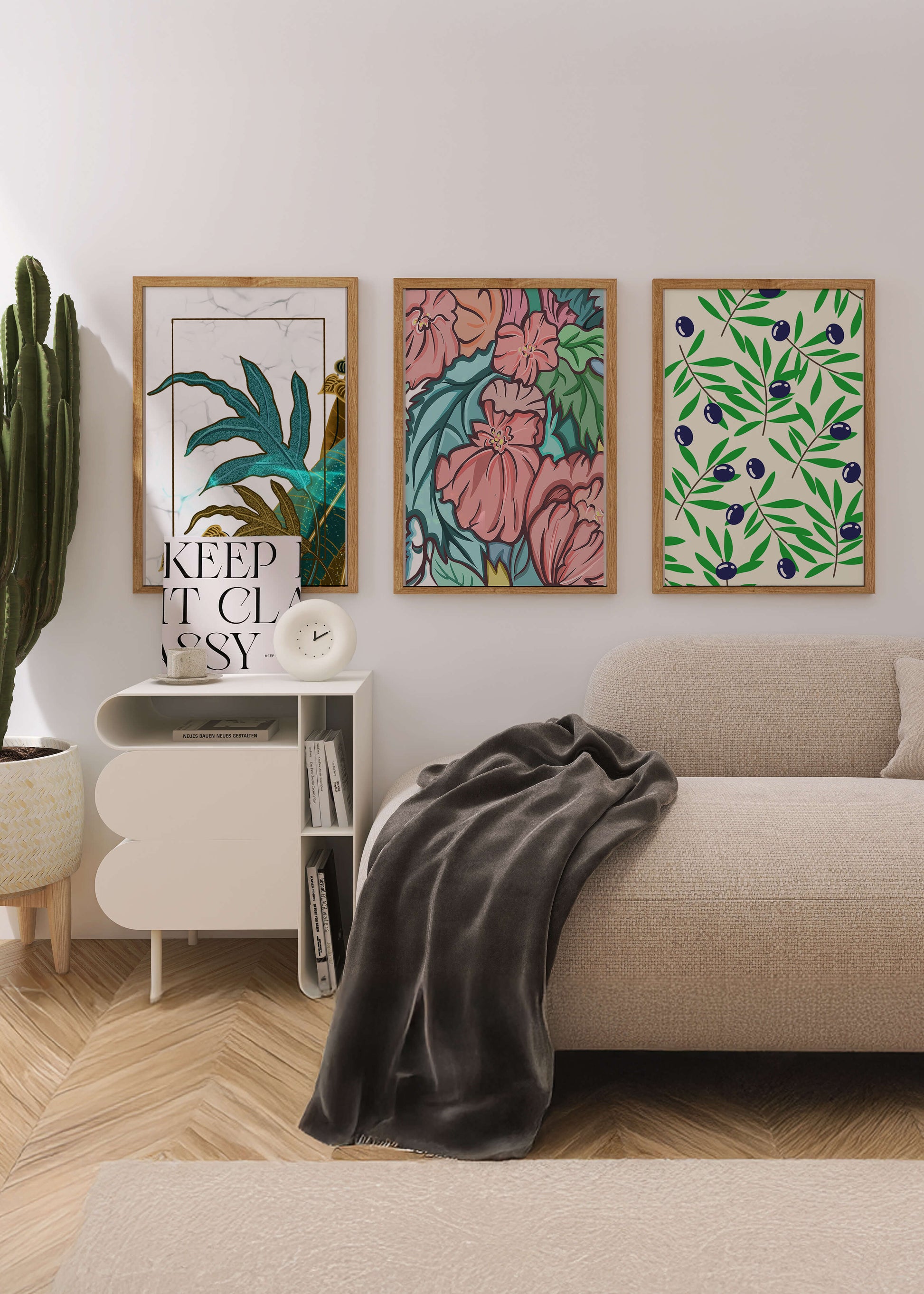 Impressions florales et tropicales sans cadre dans un salon moderne