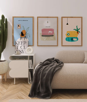 Imágenes minimalistas de gatos y muebles en marcos de madera