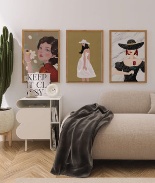 Pared Con Tres Lienzos de Mujeres en Sombreros Sin Marco