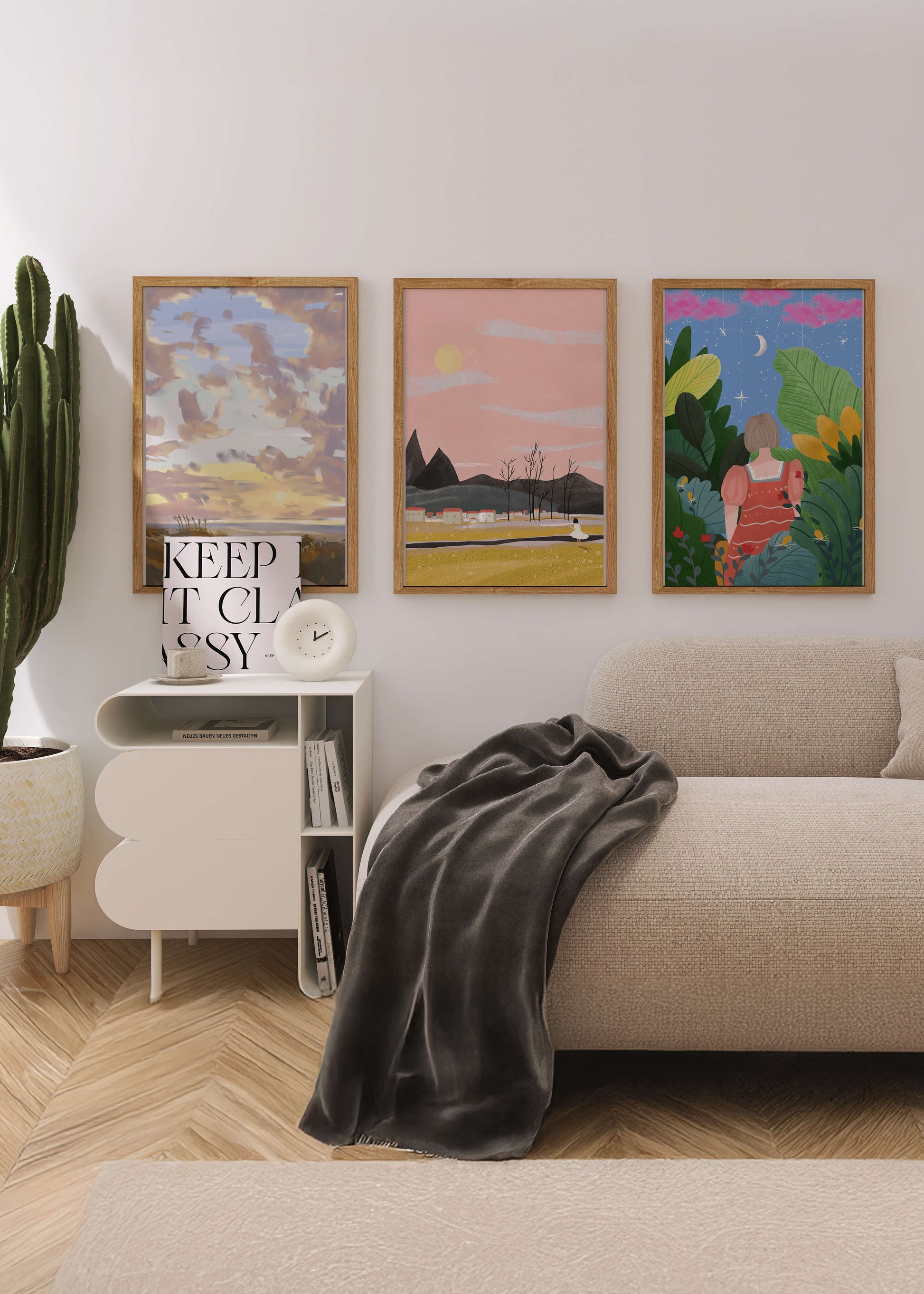 Images artistiques dans un cadre doré sur un parquet en bois
