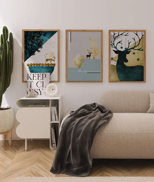Ensemble de trois tableaux modernes avec motif de cerfs et finition dorée